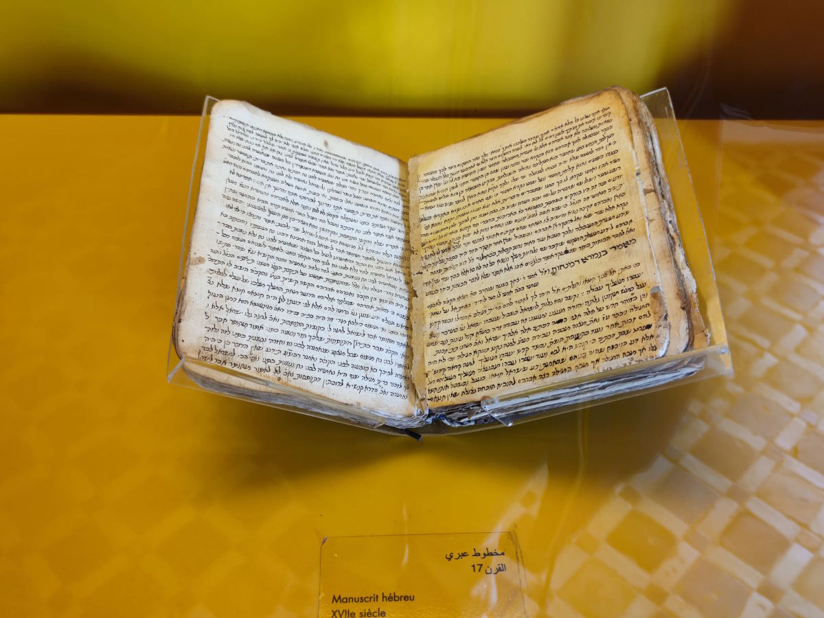 Manoscritto ebraico nel Museo della Kasbah e delle Culture Mediterranee a Tangeri Manoscritto ebraico nel Museo della Kasbah e delle Culture Mediterranee a Tangeri