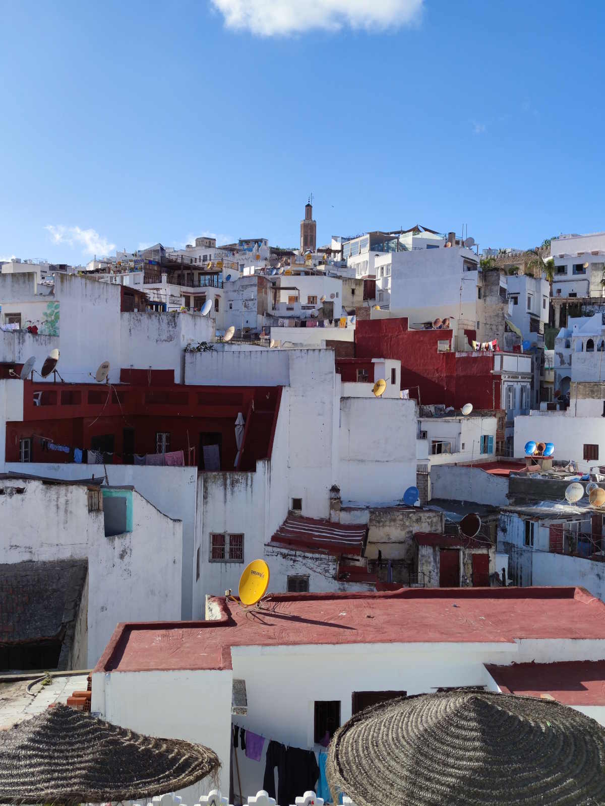 La vista sulla medina dalla terrazza dello Zoco Riad, nel cuore di Tangeri La vista sulla medina dalla terrazza dello Zoco Riad, nel cuore di Tangeri
