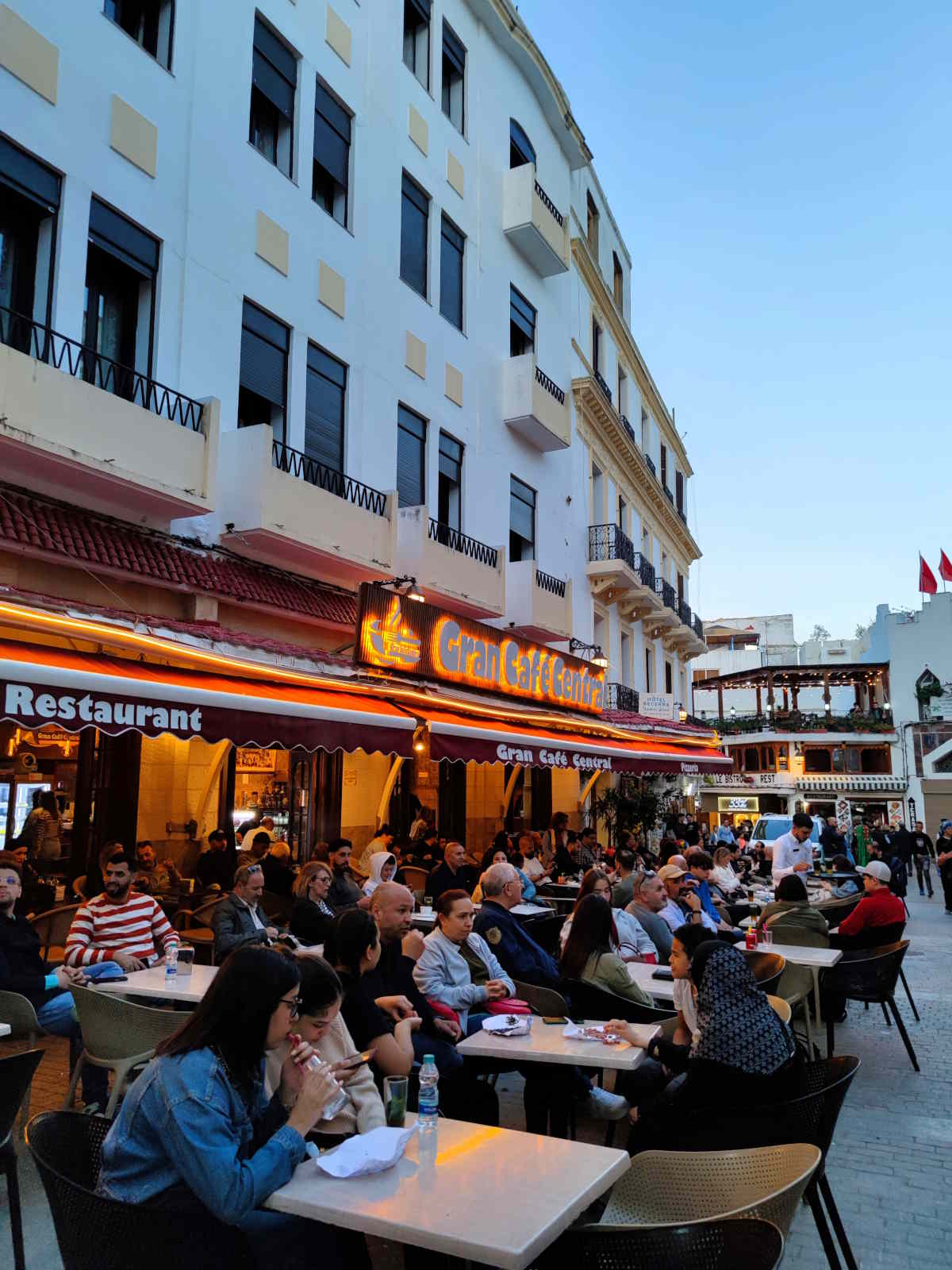 Cosa vedere e fare a Tangeri: Il Gran Cafè Centrale su Rue Es-Siaghine nella medina Cosa vedere e fare a Tangeri: Il Gran Cafè Centrale su Rue Es-Siaghine nella medina
