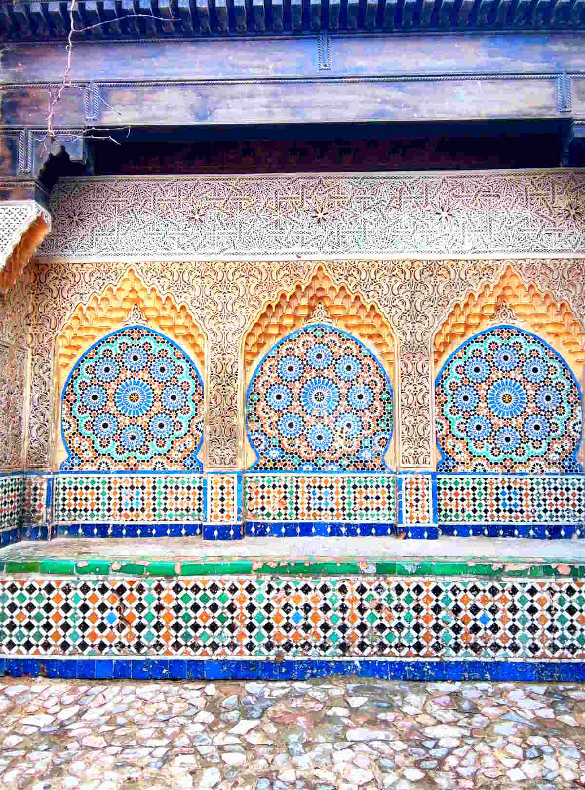 Decorazioni con zelige per questa fontana nella medina di Tangeri. Ispirazioni arabe andaluse Decorazioni con zelige per questa fontana nella medina di Tangeri. Ispirazioni arabe andaluse