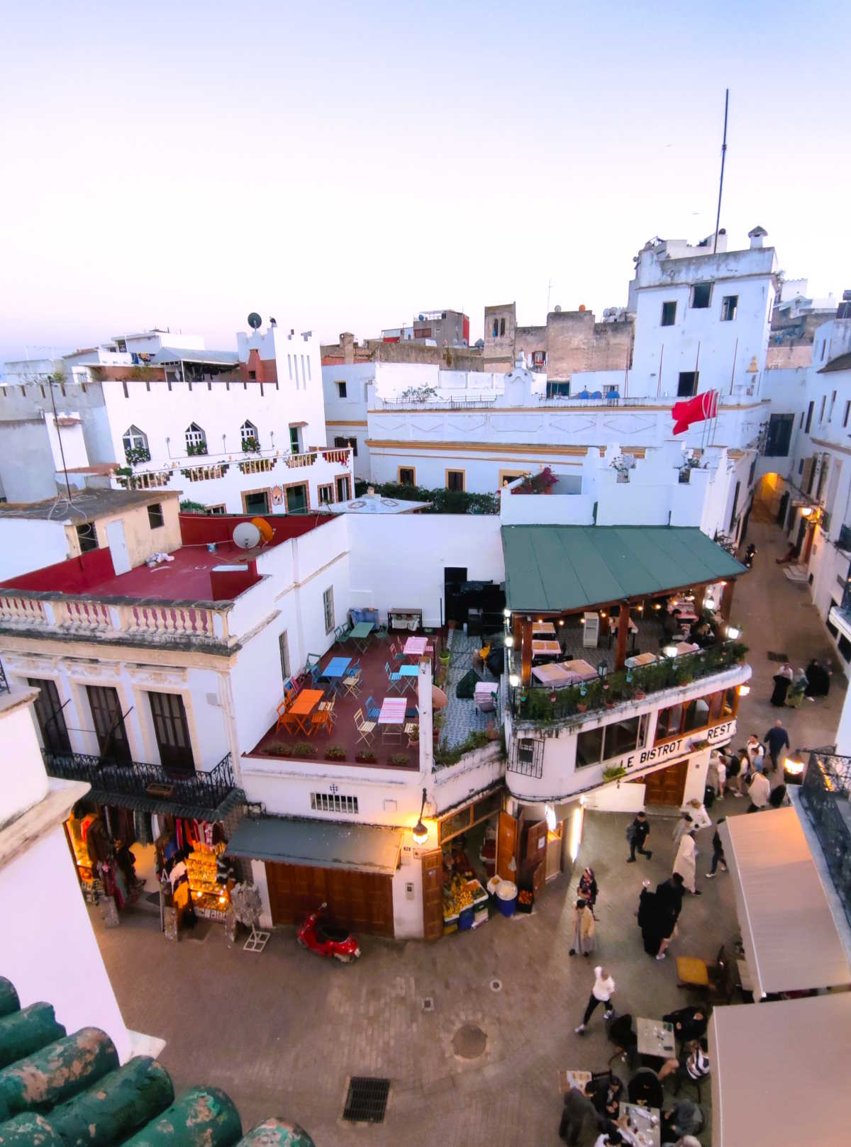 la vista sulla medina dalla terrazza del Palais Zahia, ristorante e Hotel a Tangeri la vista sulla medina dalla terrazza del Palais Zahia, ristorante e Hotel a Tangeri