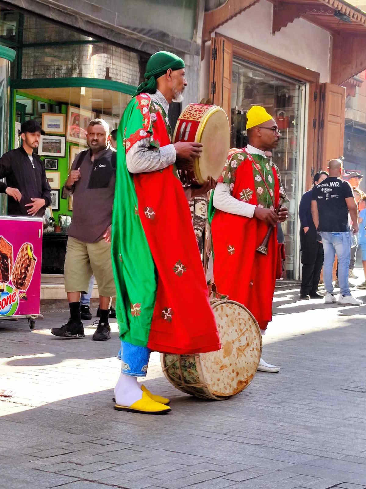 Tangeri: Artisti di strada per le vie della medina Tangeri: Artisti di strada per le vie della medina