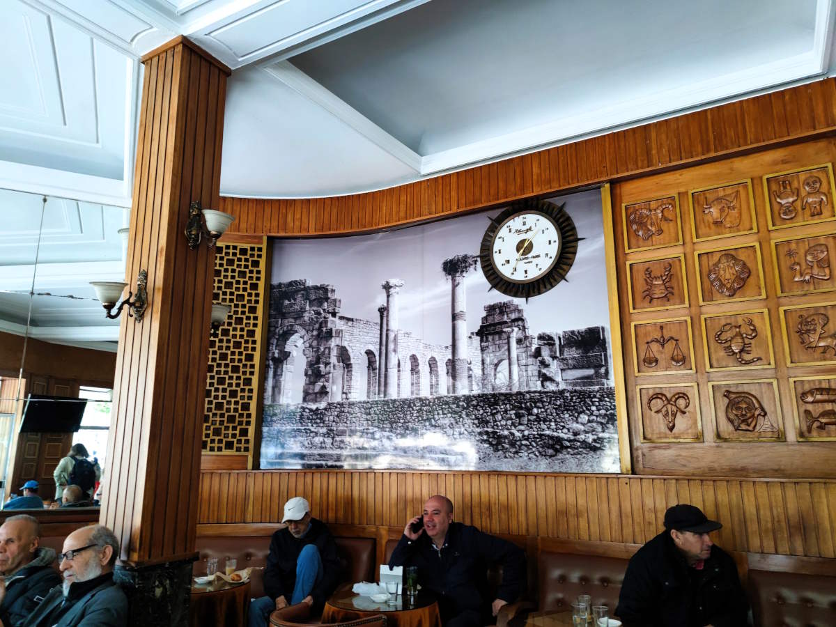 Interni vintage del Gran Cafè de Paris a Tangeri Interni vintage del Gran Cafè de Paris a Tangeri
