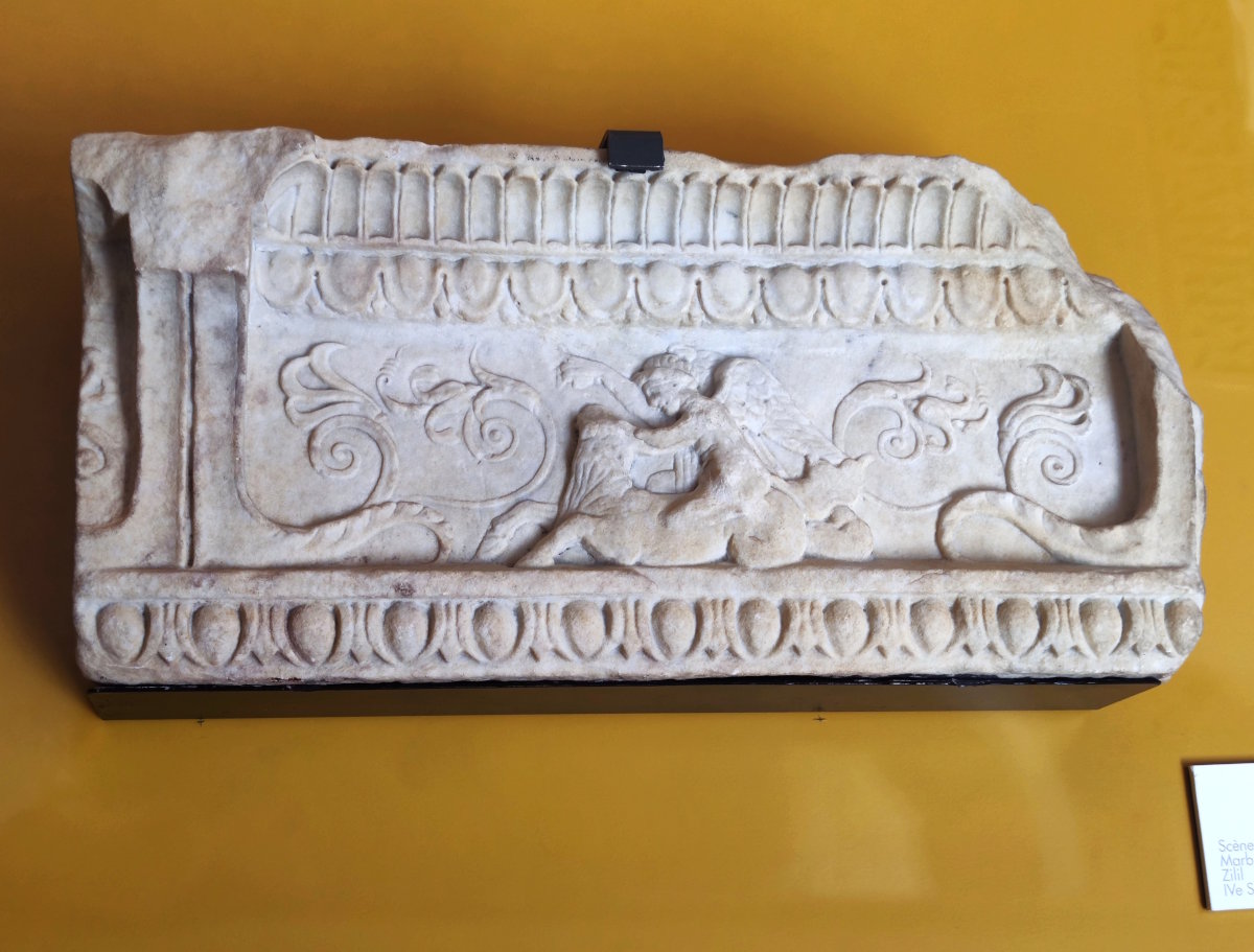 Reperti archeologici dal sito di Zilil nel Kasbah Museum di Tangeri
