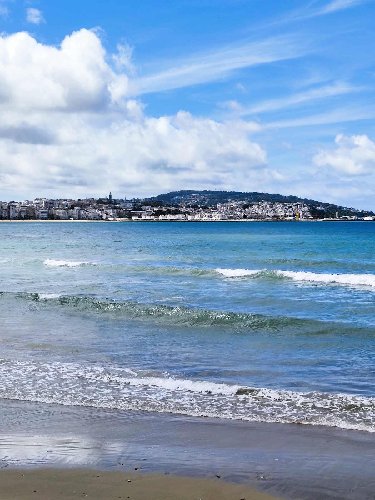 Passeggiata sul Lungomare di Tangeri da Capo Malabata con vista sulla città Passeggiata sul Lungomare di Tangeri da Capo Malabata con vista sulla città